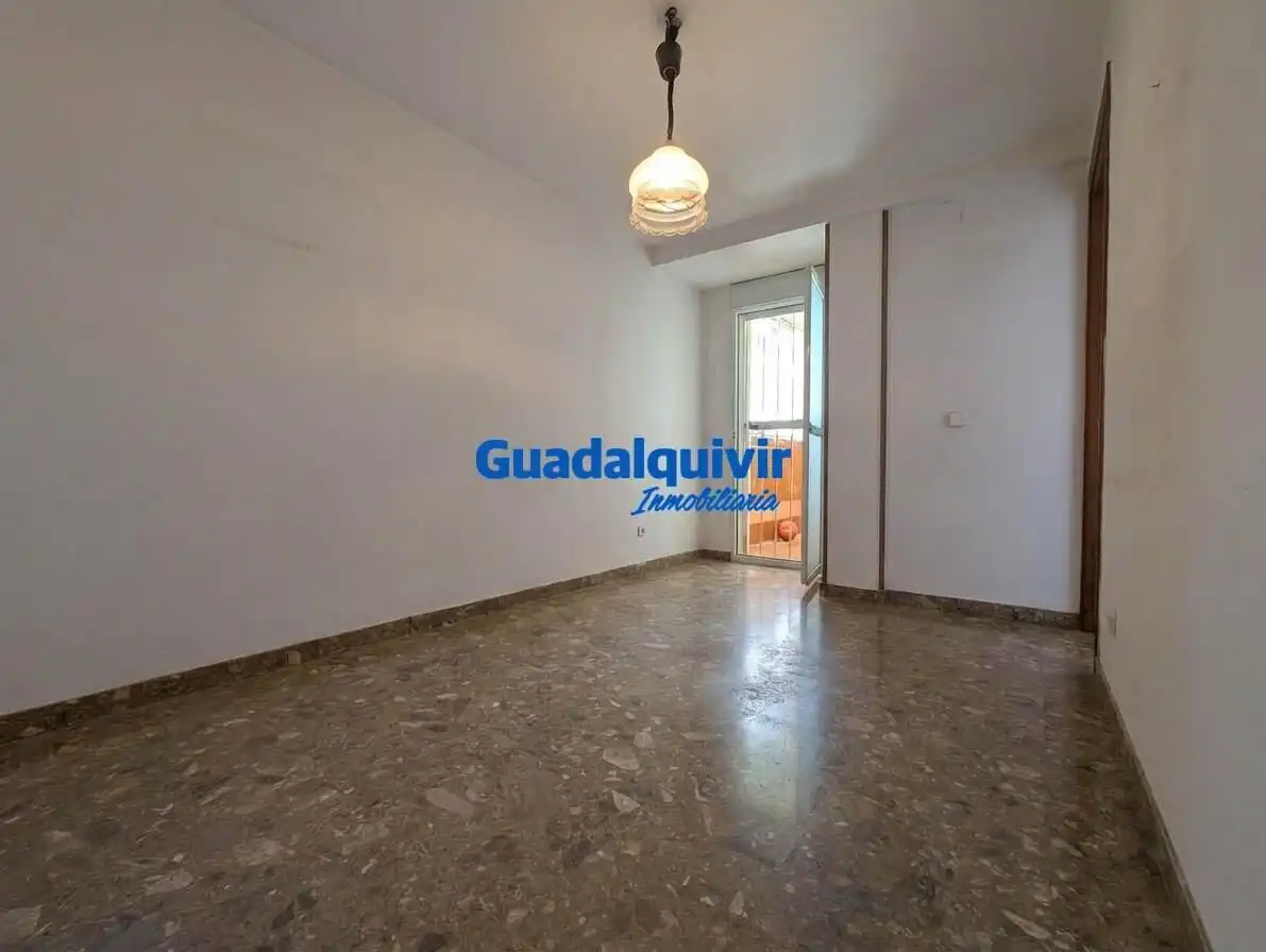 Habitación de Piso en venta en Sevilla con Aire acondicionado, Terraza y Trastero