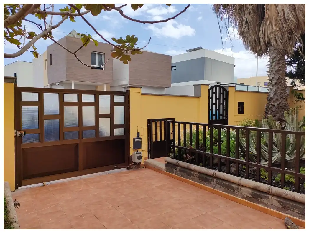 Vista exterior de Casa o chalet en venta en Telde con Jardín privado, Terraza y Trastero