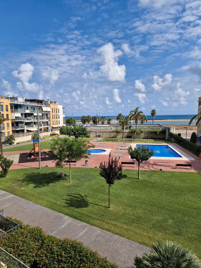 Piscina de Apartament en venda en Cubelles amb Aire condicionat, Calefacció i Terrassa