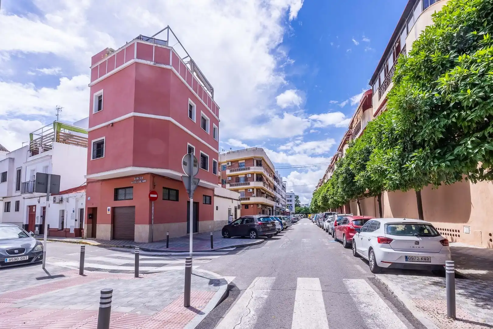 Außenansicht von Einfamilien-Reihenhaus zum Verkauf in Sevilla mit Klimaanlage und Abstellraum