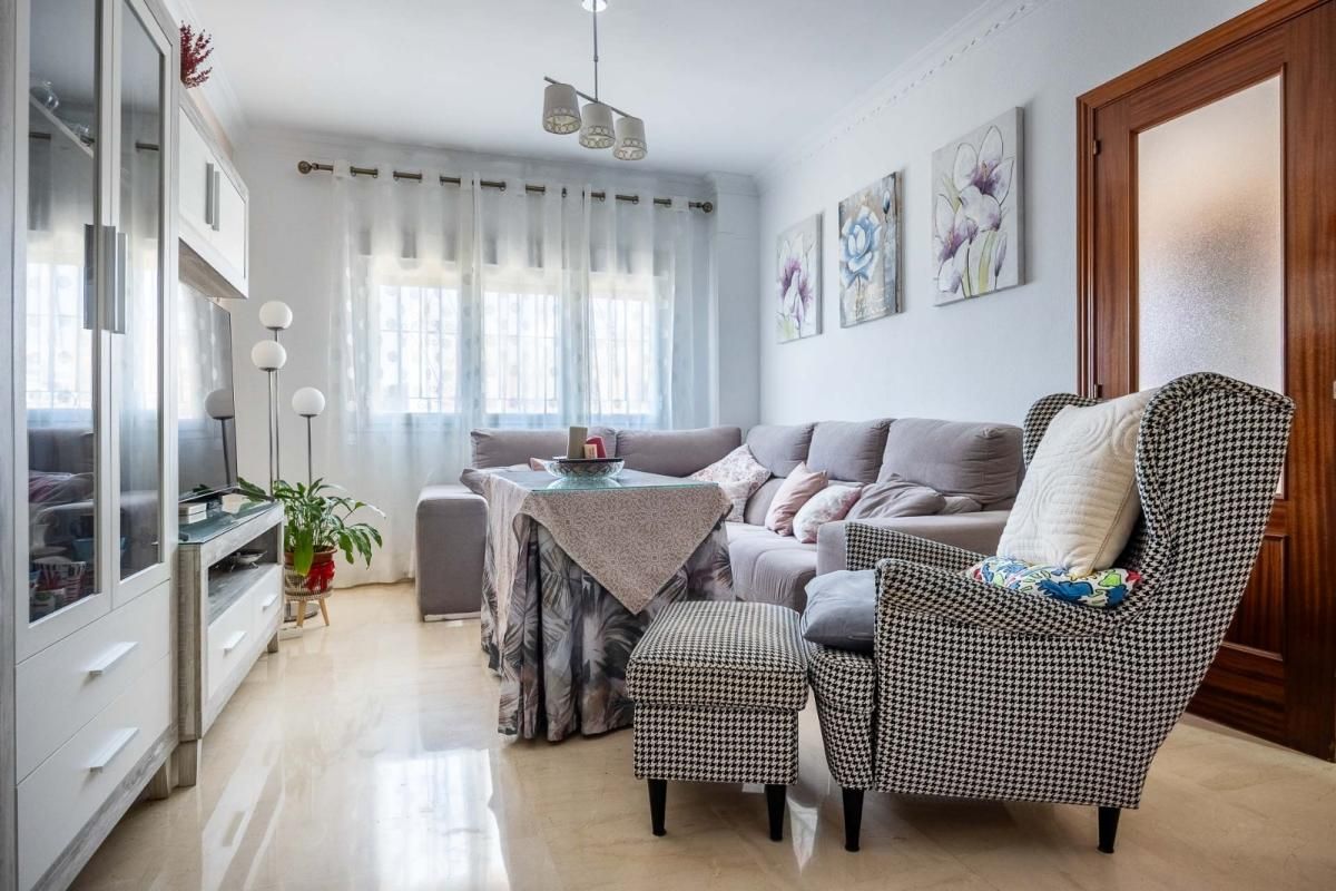 Sala d'estar de Casa adosada en venda en Castilleja de la Cuesta amb Aire condicionat, Calefacció i Jardí privat