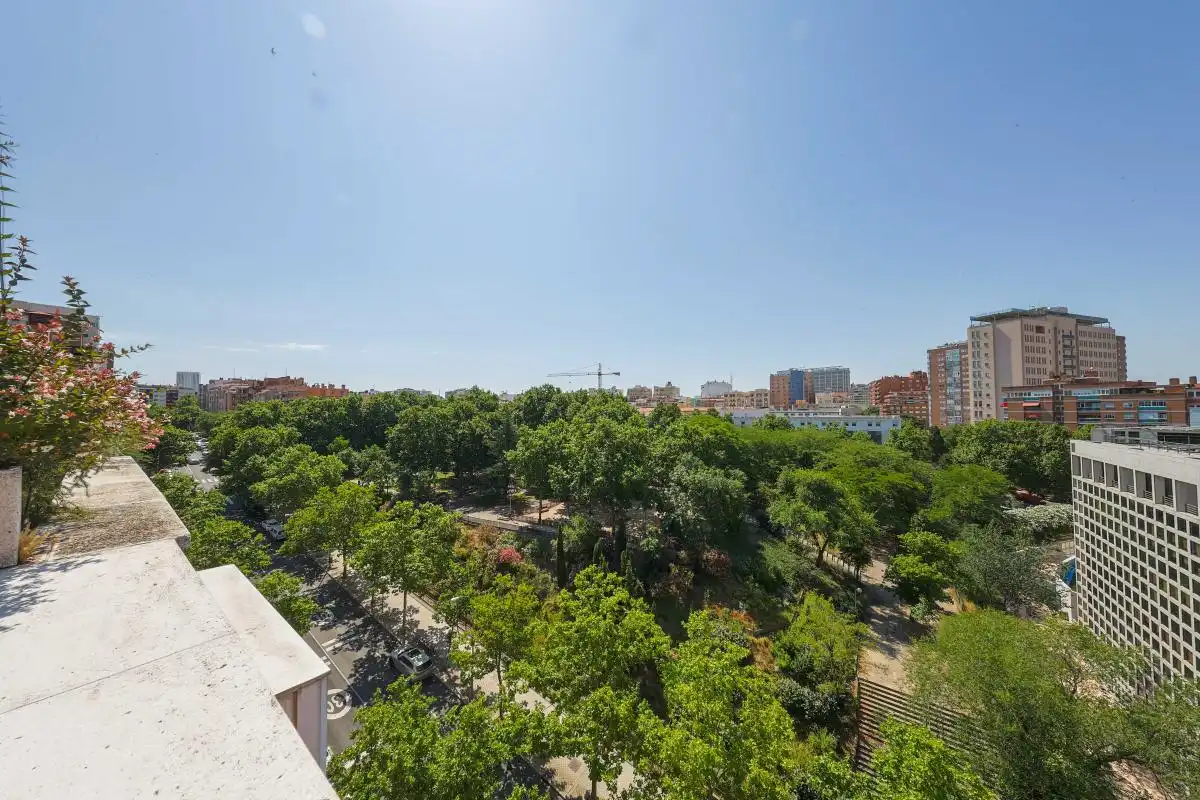 Vista exterior de Àtic de lloguer en Madrid amb Aire condicionat, Calefacció i Jardí privat