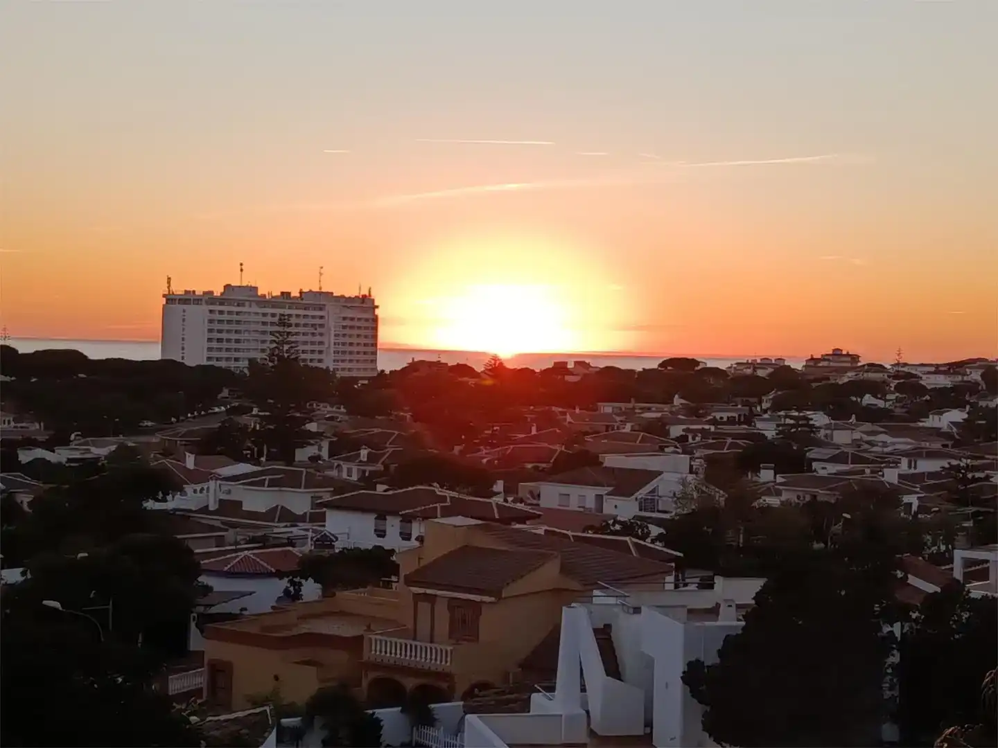 Vista exterior de Estudi en venda en Almonte amb Aire condicionat i Balcó