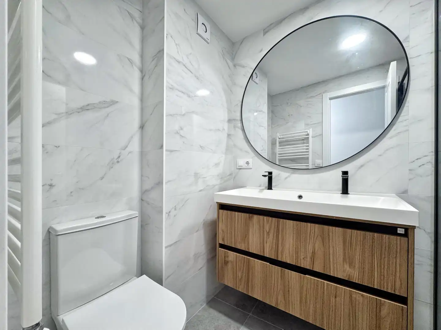 Badezimmer von Wohnung zum Verkauf in Marín mit Heizung und Balkon