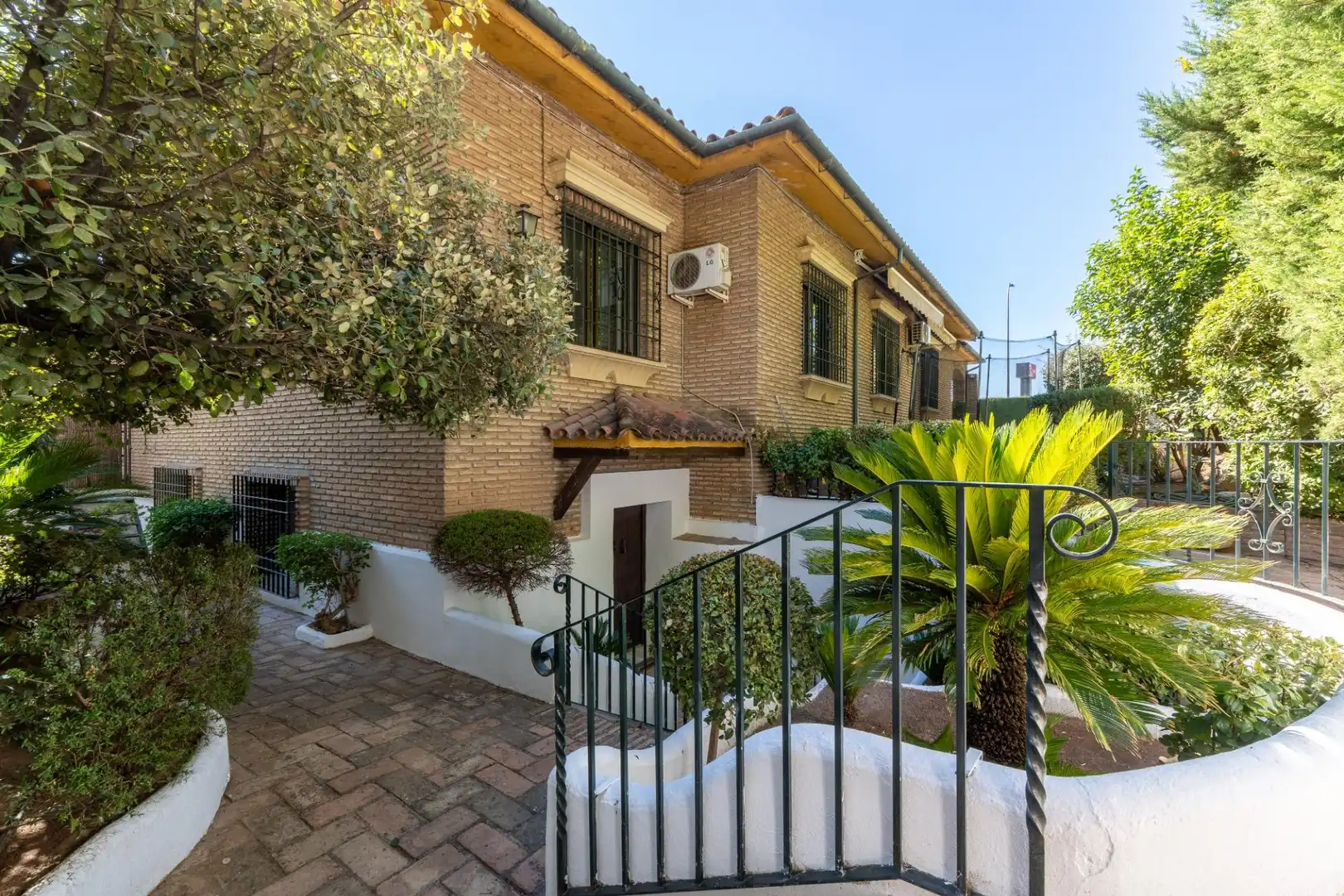 Vista exterior de Casa o xalet en venda en Córdoba amb Aire condicionat, Calefacció i Jardí privat