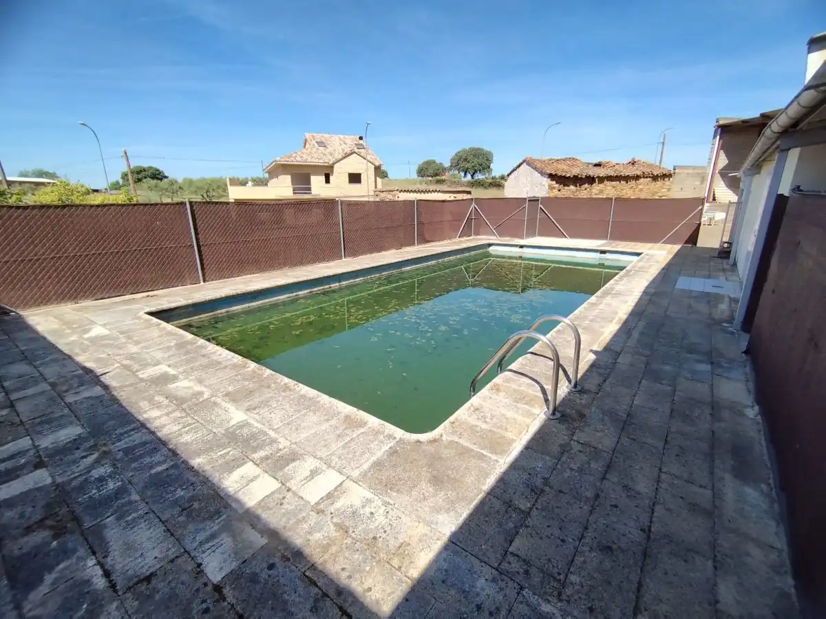 Schwimmbecken von Fabrikhallen zum Verkauf in Montehermoso