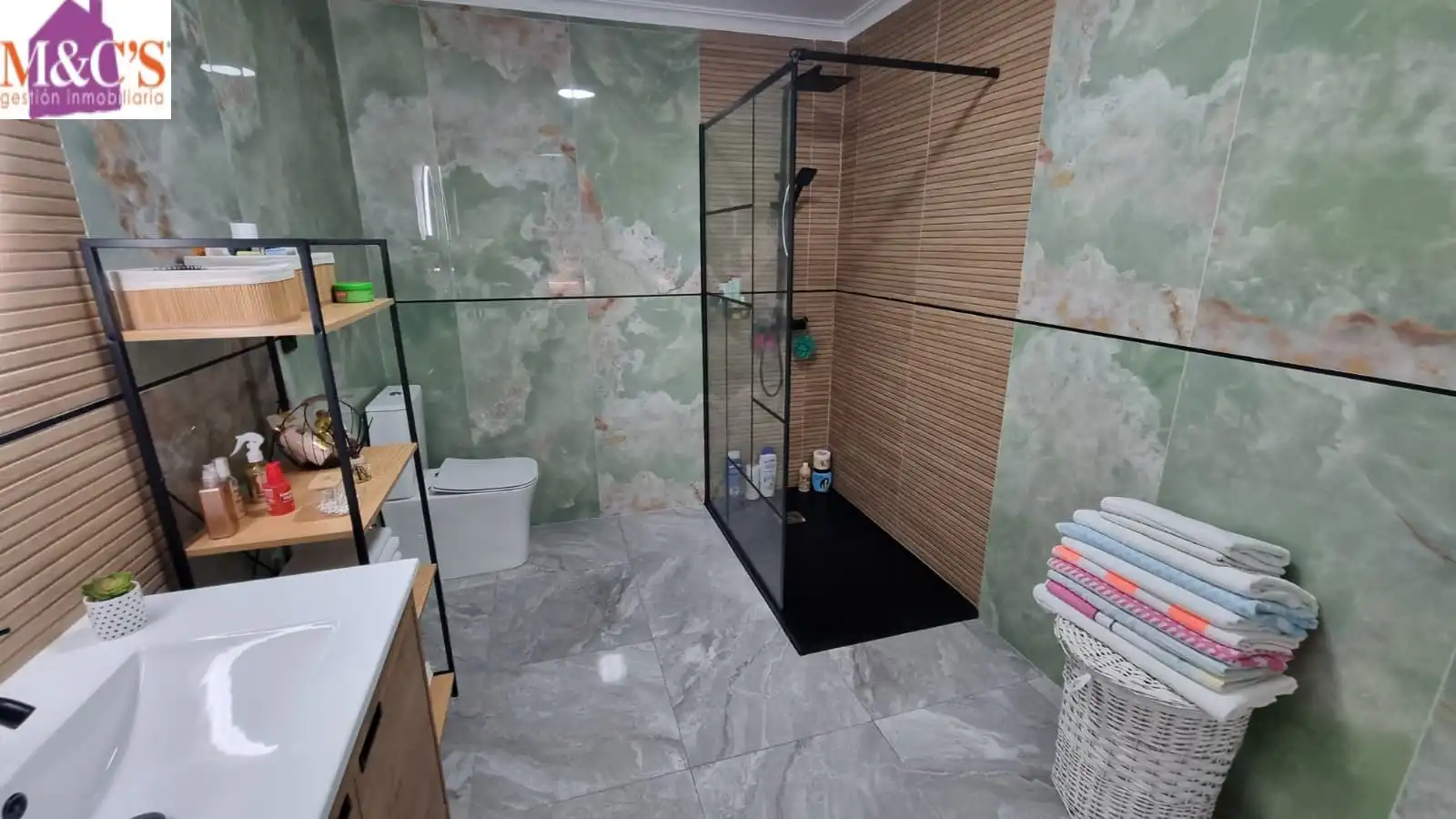 Bany de Casa o xalet en venda en Puertollano amb Aire condicionat, Terrassa i Moblat