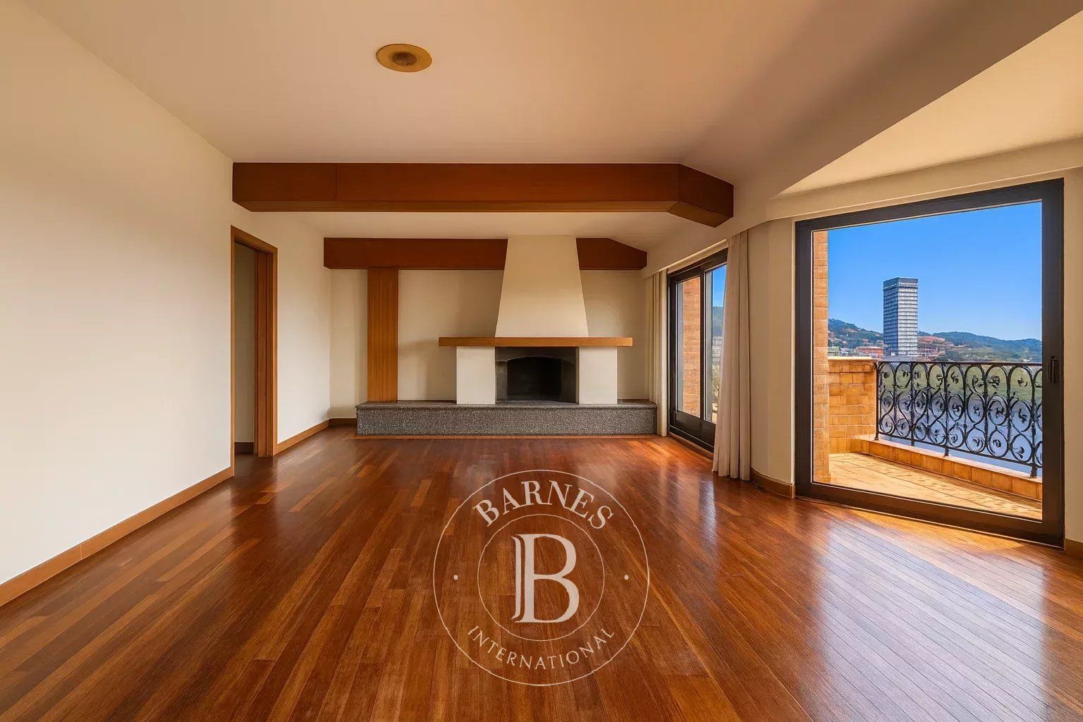 Sala d'estar de Pis en venda en Donostia - San Sebastián  amb Calefacció i Terrassa