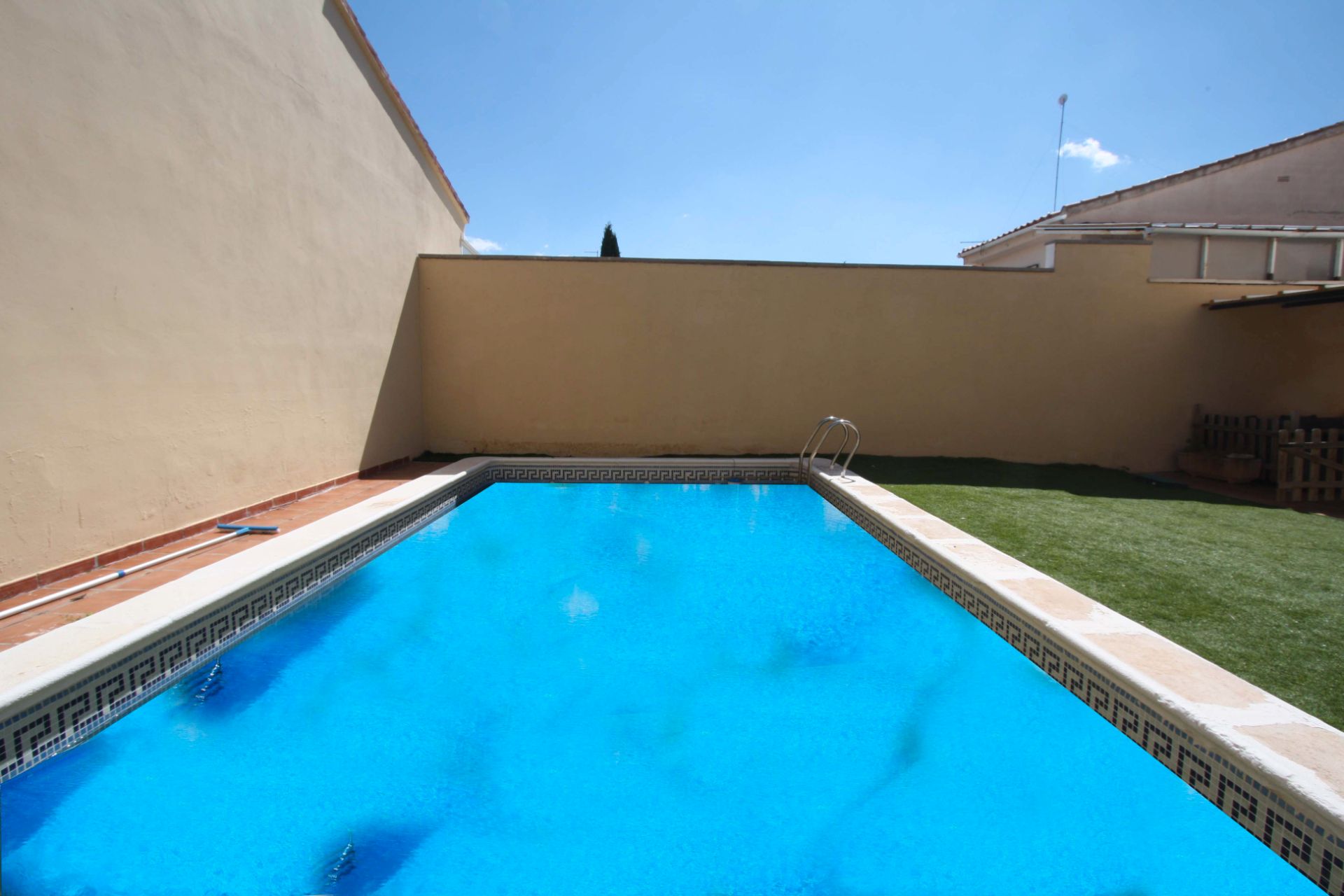 Swimming pool of Single-family semi-detached for sale in La Gineta  with Air Conditioner, Heating and Private garden