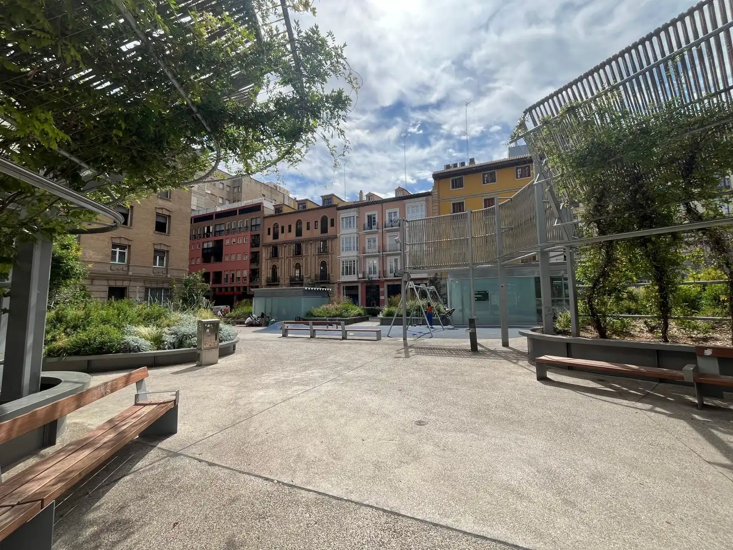 Außenansicht von Maisonette zum Verkauf in Zaragoza mit Klimaanlage, Heizung und Parkett