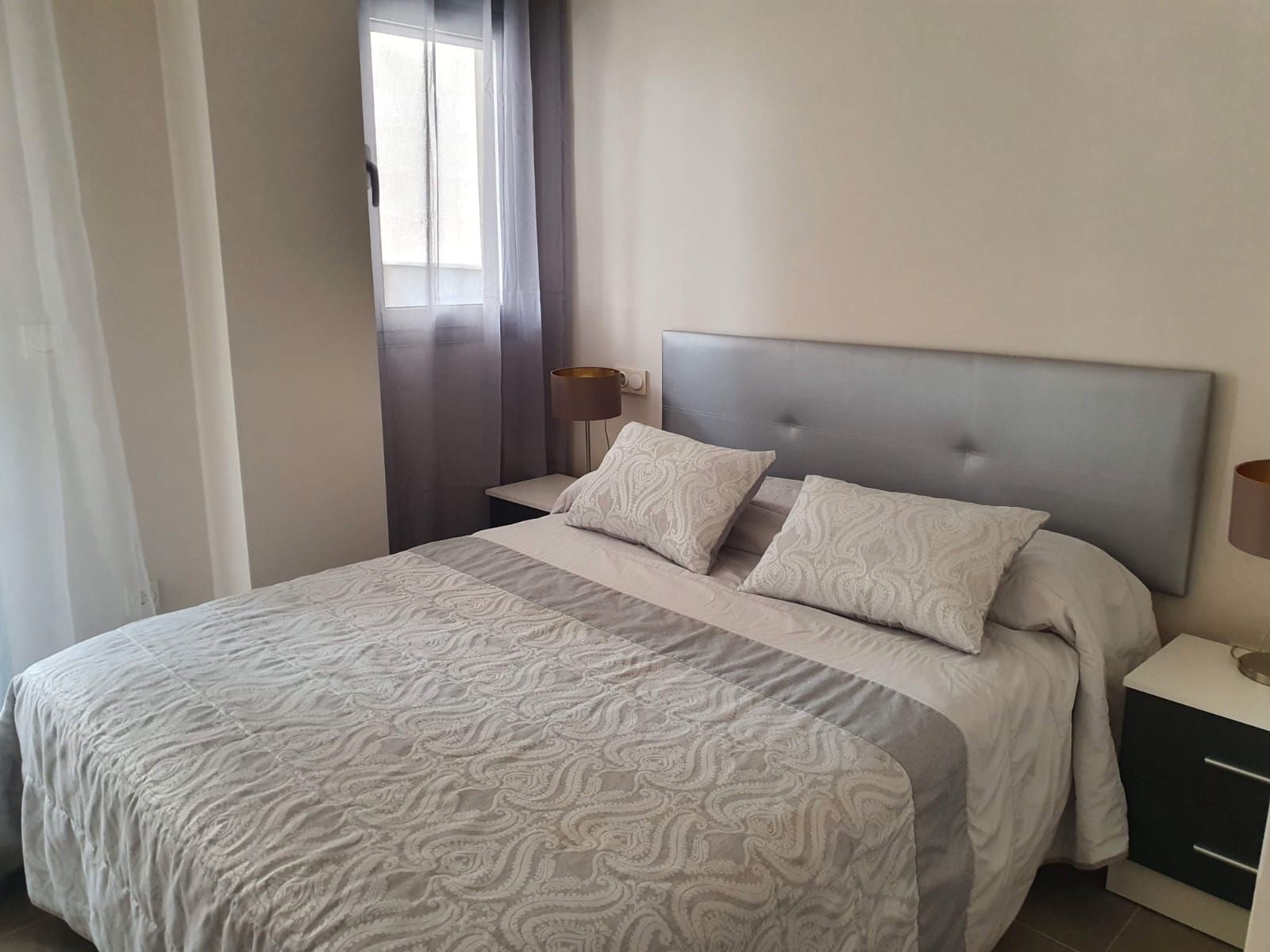 Dormitori de Pis de lloguer en Roquetas de Mar amb Aire condicionat, Calefacció i Terrassa