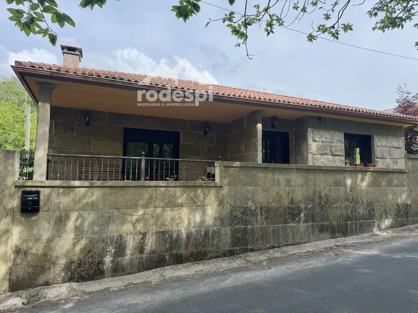 Vista exterior de Casa o xalet en venda en Covelo amb Calefacció, Traster i Moblat