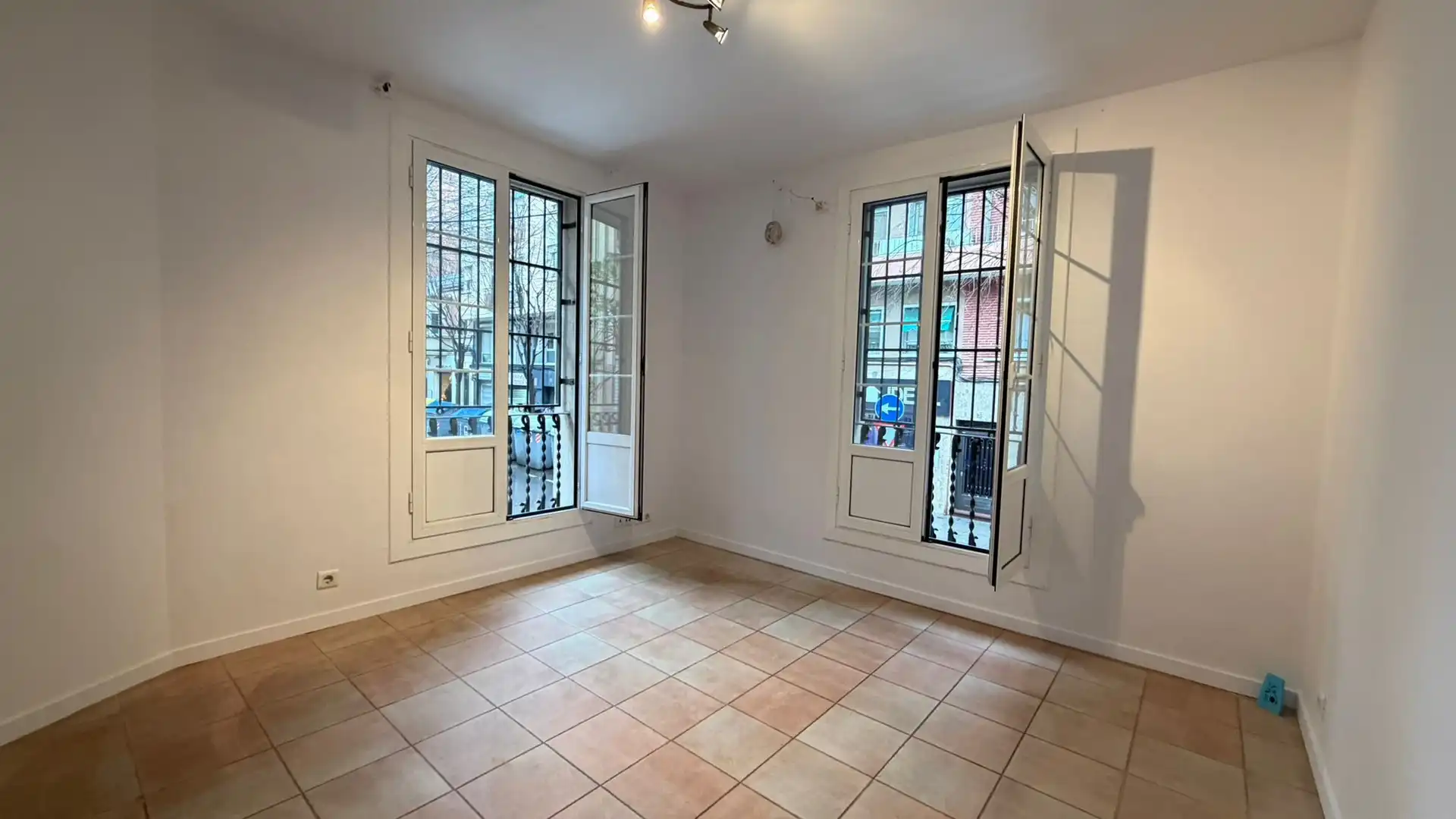 Vista exterior de Piso en venta en L'Hospitalet de Llobregat