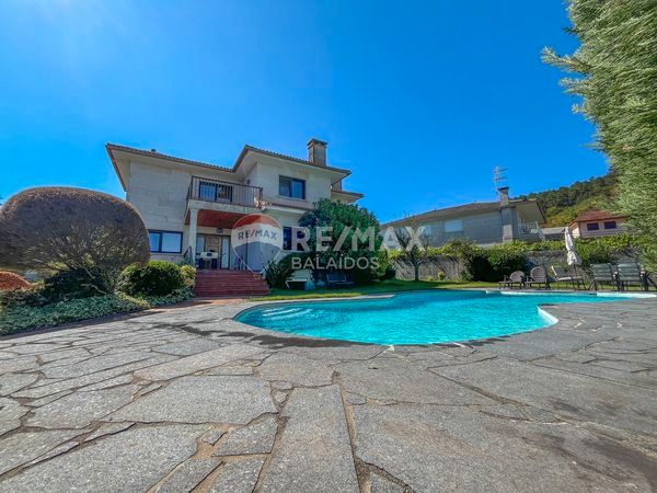 Vista exterior de Casa o xalet en venda en Tui amb Calefacció, Jardí privat i Terrassa