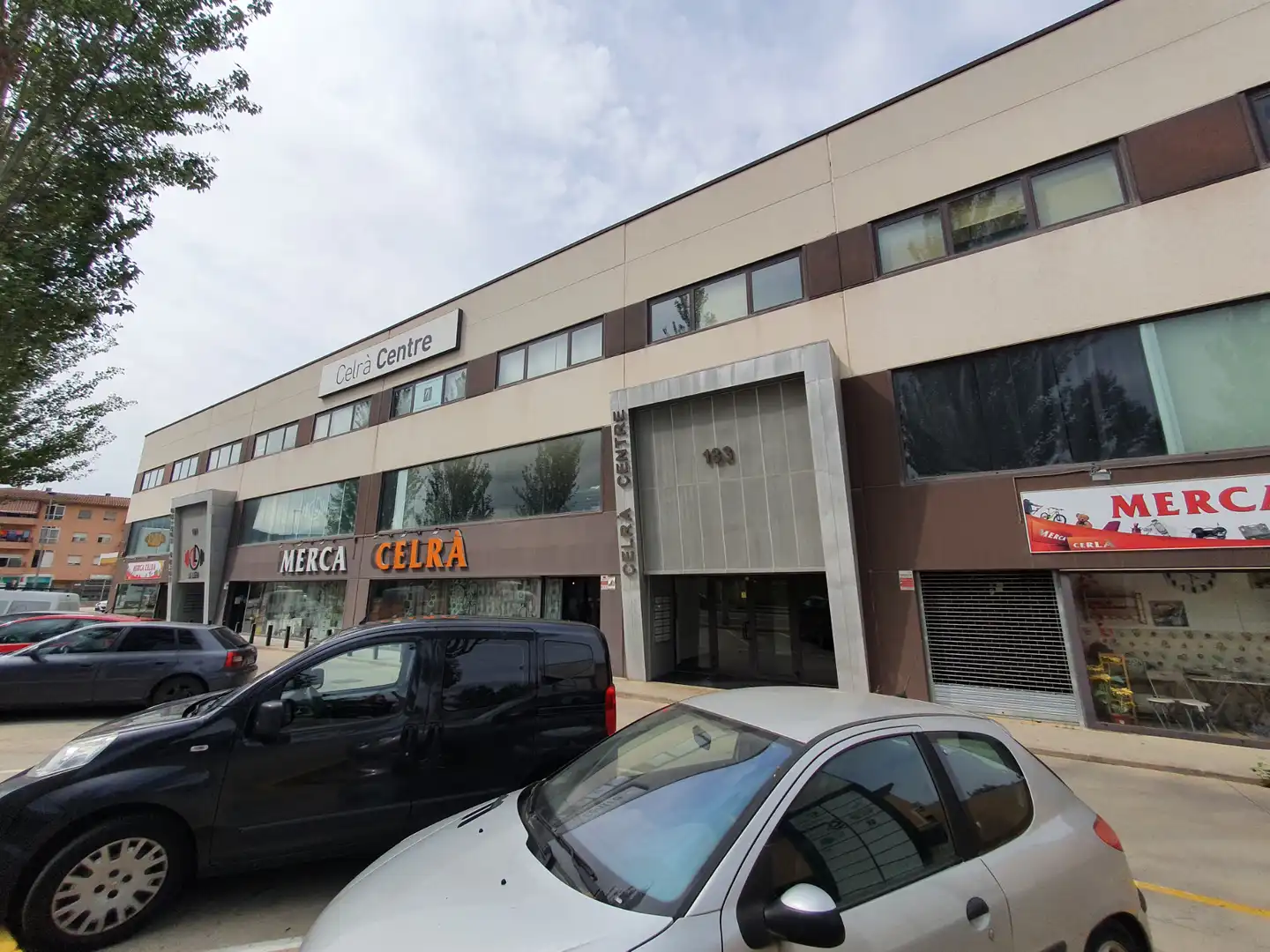 Vista exterior de Oficina en venda en Celrà amb Traster