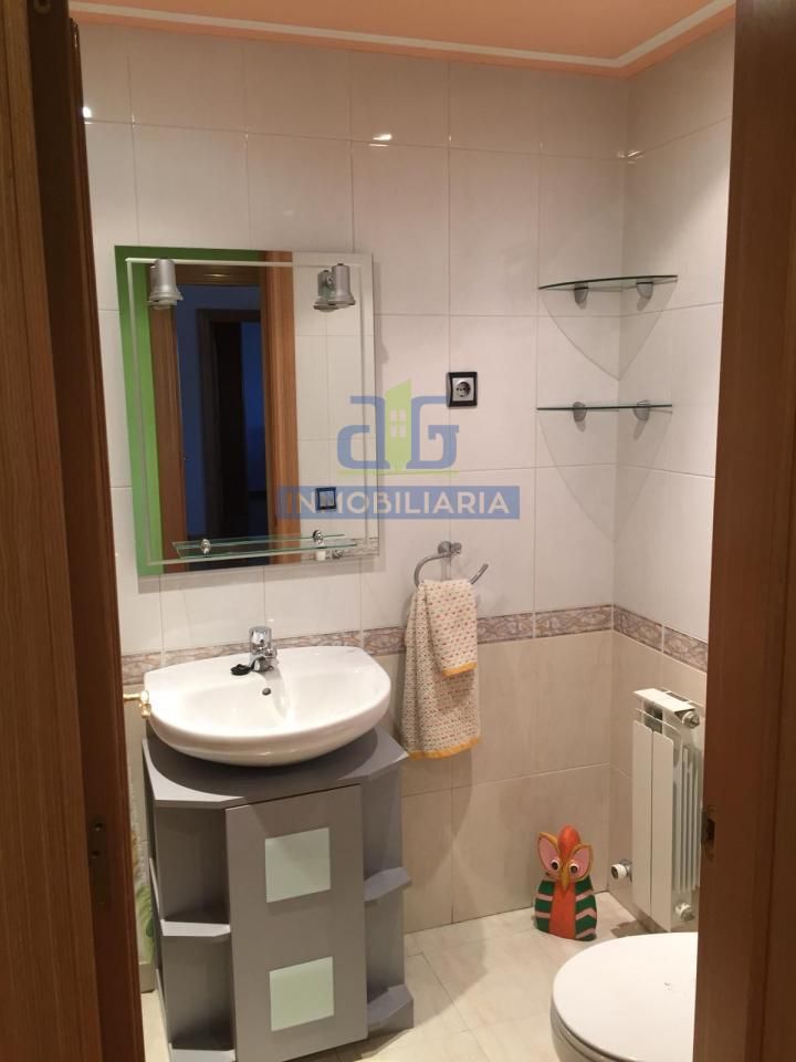Bany de Apartament de lloguer en Villaquilambre amb Calefacció, Terrassa i Traster