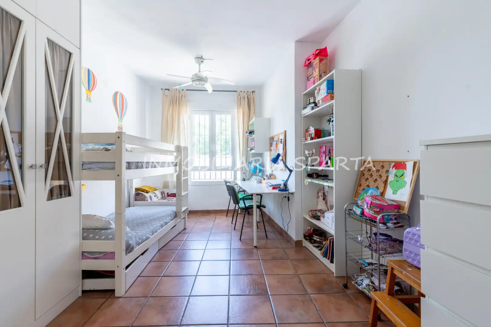 Habitación de Casa adosada en venta en Gelves con Terraza, Horno y Lavadora