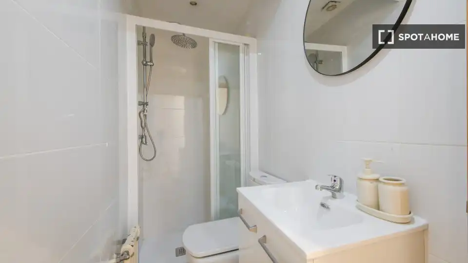 Bathroom of Flat for rent in Madrid  with Air Conditioner, Heating and Furnished