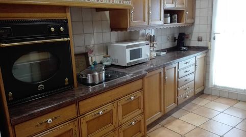 Elda: estupenda casa de 250 m2 en 3 plantas + buhardilla con amplia terraza. Excelente estado. 250.000 €