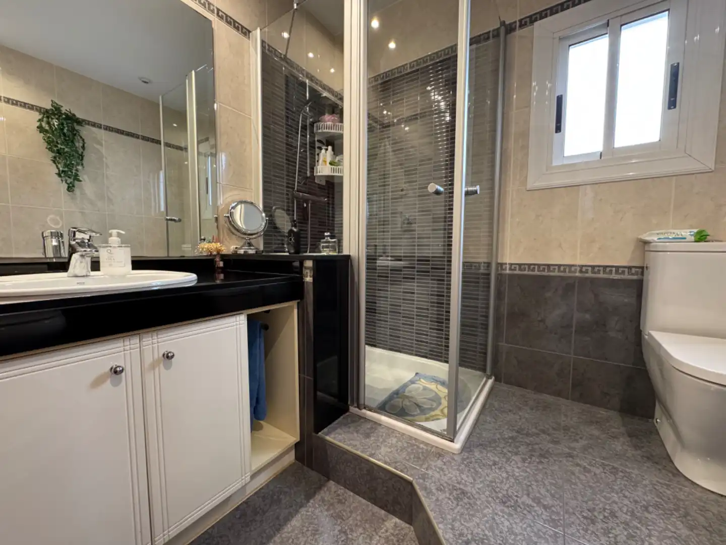 Baño de Piso en venta en Sant Boi de Llobregat con Aire acondicionado, Terraza y Trastero