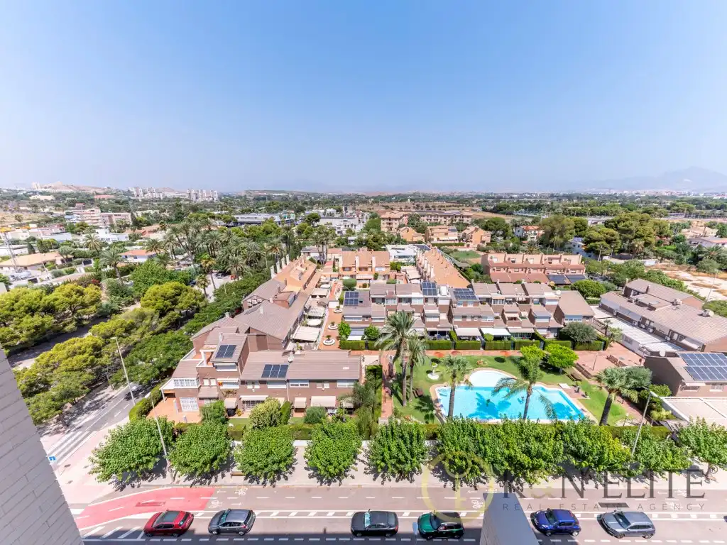 Vista exterior de Ático en venta en Alicante / Alacant con Aire acondicionado, Jardín privado y Terraza