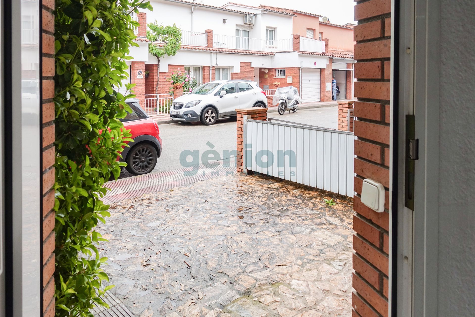 Aparcament de Casa adosada en venda en Girona Capital amb Calefacció, Jardí privat i Terrassa