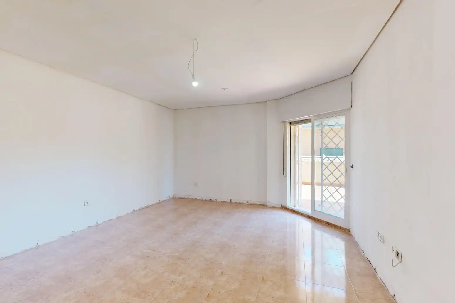 Wohnung zum Verkauf in Cartagena mit Privatgarten, Terrasse und Abstellraum