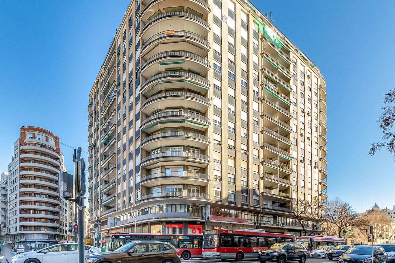 Vista exterior de Oficina en venda en  Valencia Capital amb Aire condicionat i Traster