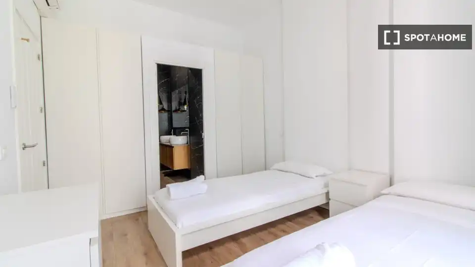 Bedroom of Flat for rent in Madrid  with Air Conditioner, Heating and Furnished