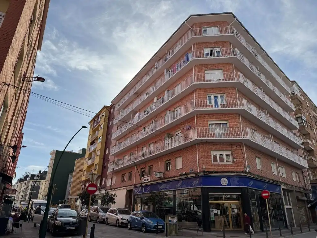Vista exterior de Pis en venda en Torrelavega  amb Calefacció i Balcó