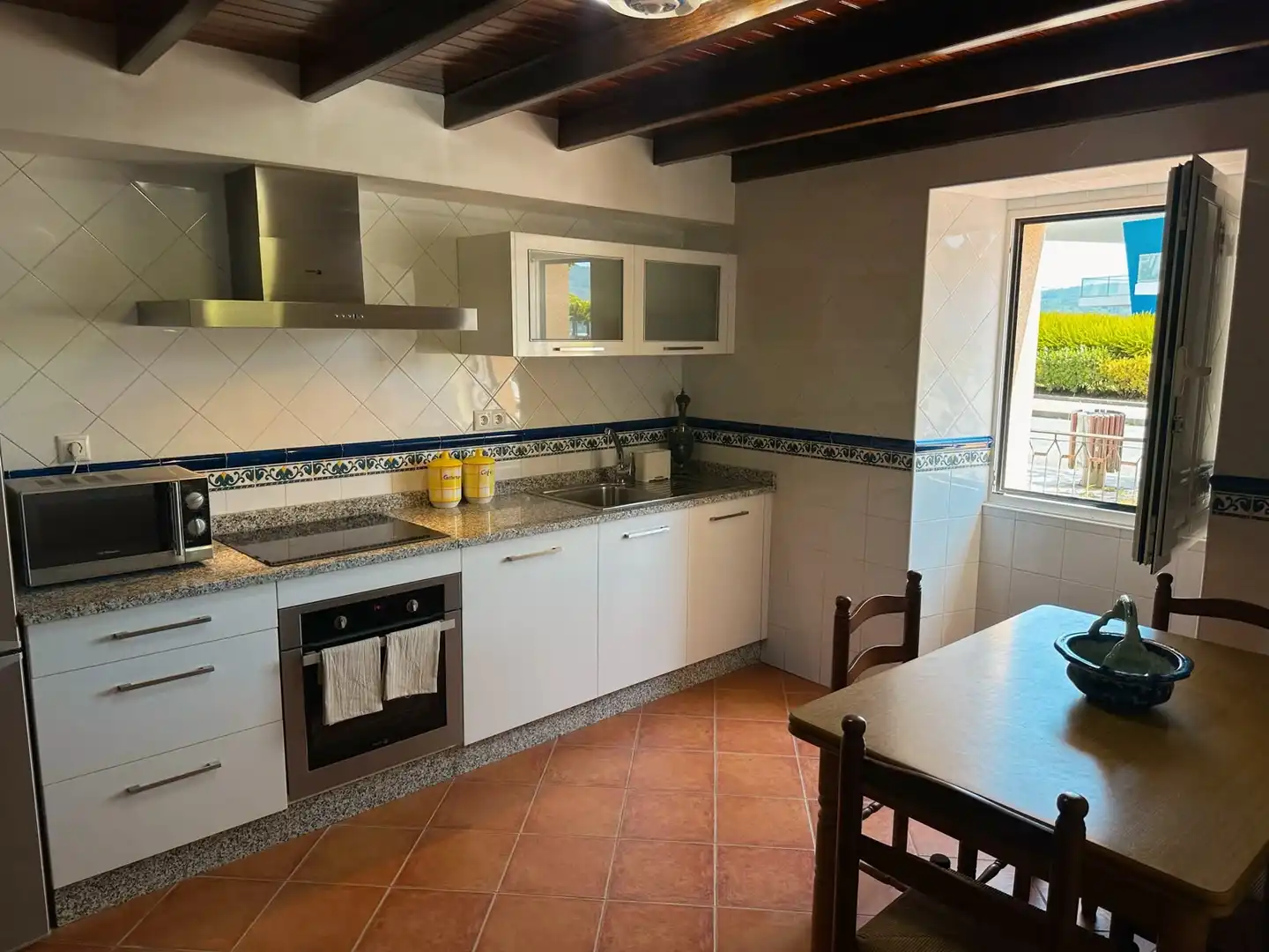 Cuina de Casa adosada de lloguer en Outes amb Moblat, Forn i Microones