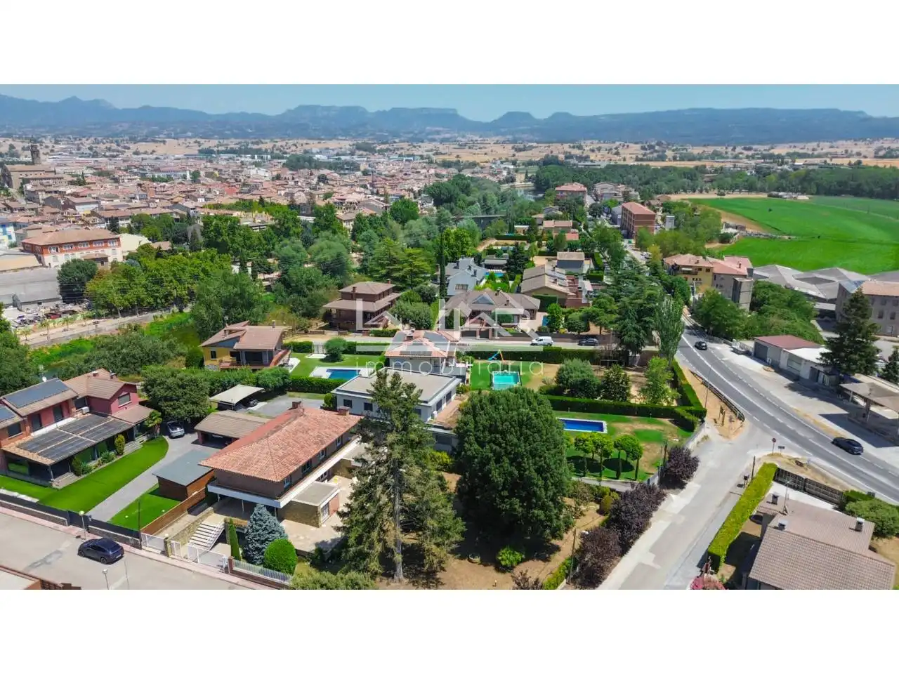 Vista exterior de Casa o xalet en venda en Manlleu amb Aire condicionat, Calefacció i Jardí privat