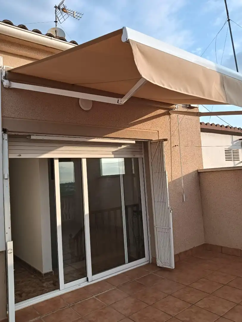 Terraza de Casa adosada en venta en Vilanova i la Geltrú con Aire acondicionado, Calefacción y Jardín privado