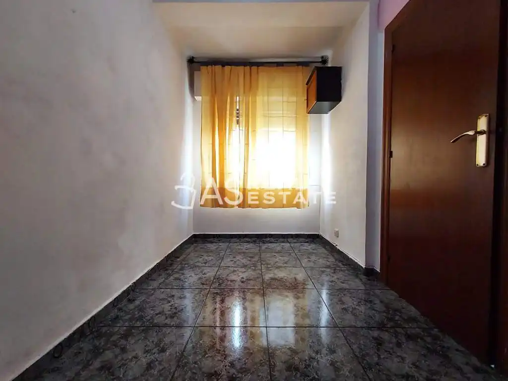 Piso en venta en L'Hospitalet de Llobregat con Aire acondicionado y Amueblado