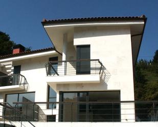 Vista exterior de Casa adosada en venda en Legorreta amb Terrassa i Balcó