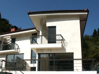 Außenansicht von Einfamilien-Reihenhaus zum verkauf in Legorreta mit Terrasse und Balkon