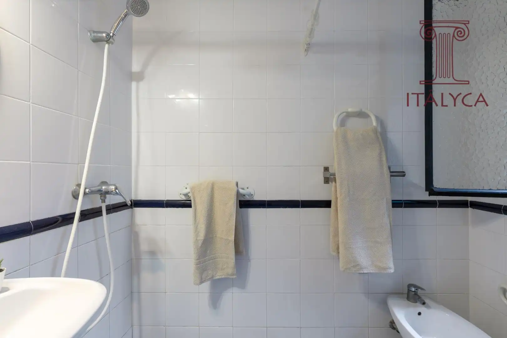 Bathroom of Flat for sale in Sevilla  with Air Conditioner and Terrace