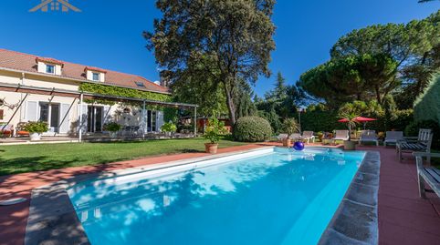 HOGARES EL ESCORIAL VENDE... Elegante villa familiar con gran jardín y piscina en Los Arroyos, El Escorial, immagine 2