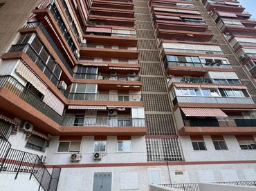 Local comercial en alquiler en Carrer Benasau 50