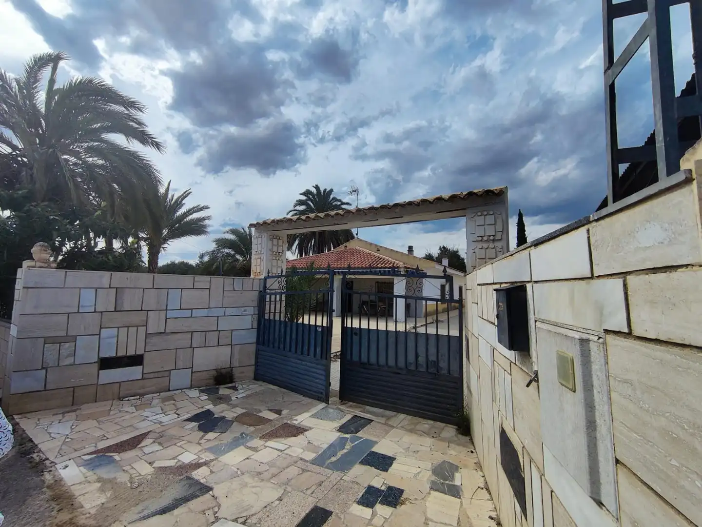 Vista exterior de Casa o xalet en venda en Alicante / Alacant amb Calefacció, Jardí privat i Terrassa