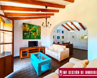 Sala d'estar de Casa o xalet en venda en Alfarnatejo amb Terrassa, Piscina i Moblat