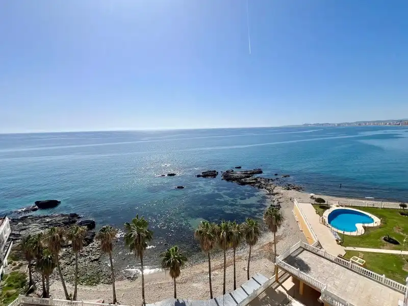 Vista exterior de Pis en venda en Benalmádena amb Aire condicionat, Terrassa i Piscina