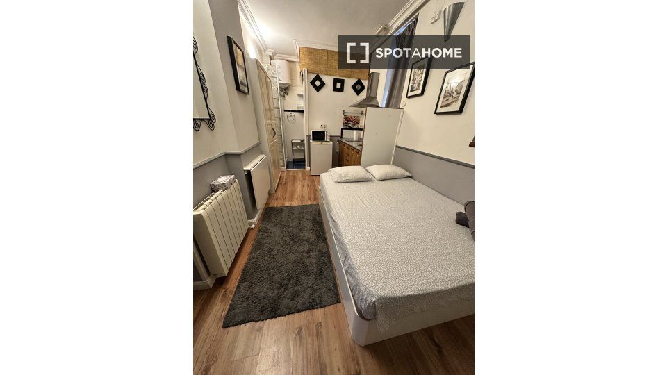 Habitación de Piso de alquiler en  Madrid Capital con Aire acondicionado, Calefacción y Amueblado