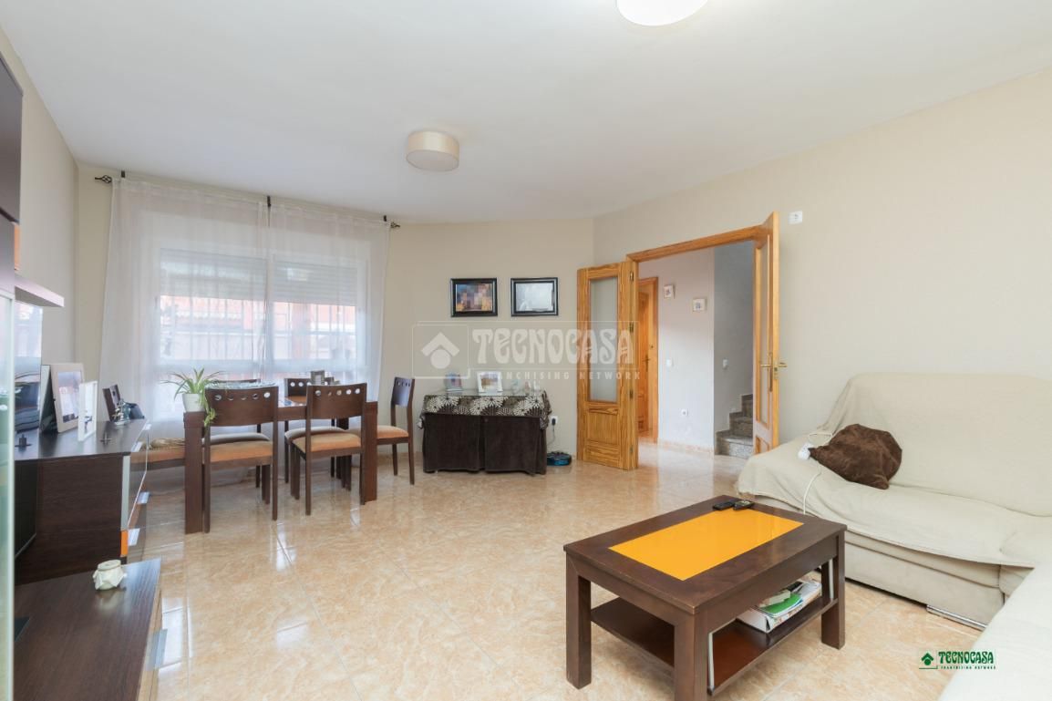 Sala d'estar de Casa adosada en venda en Benahadux amb Aire condicionat, Moblat i Balcó