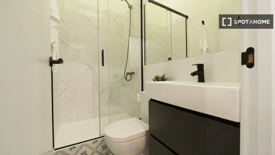 Bathroom of Flat for share in Eixample