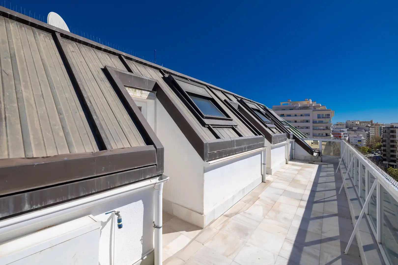 Vista exterior de Ático en venta en Marbella con Aire acondicionado, Calefacción y Terraza