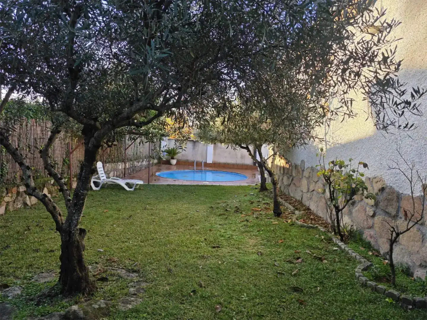 Piscina de Casa o xalet en venda en La Adrada  amb Aire condicionat, Piscina i Balcó