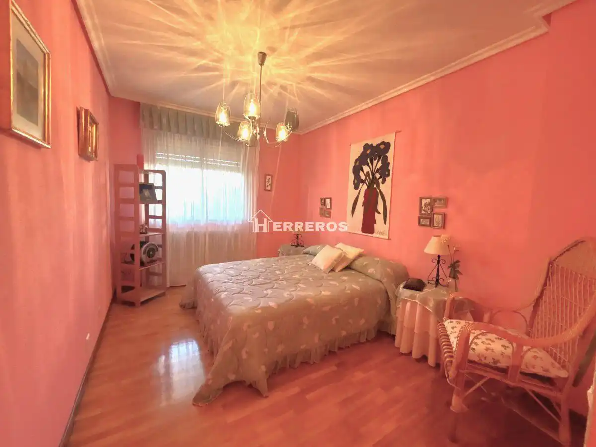 Habitación de Piso en venta en  Logroño con Calefacción, Parquet y Terraza