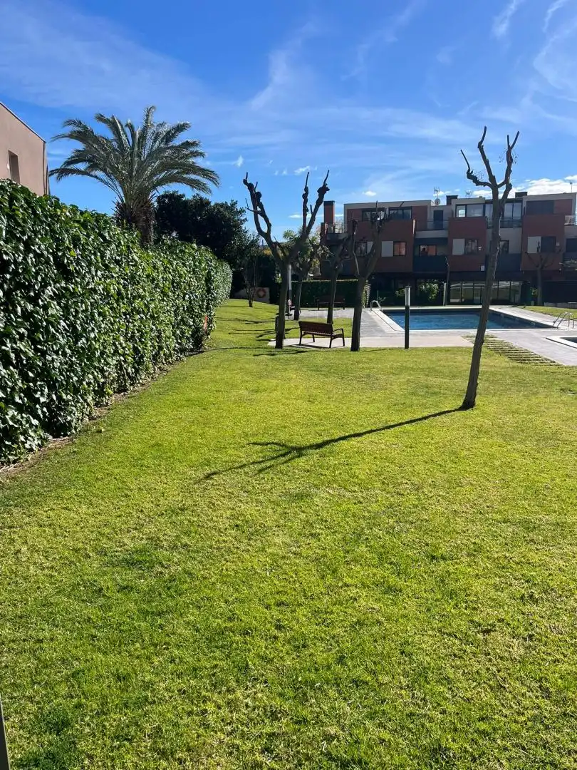 Piscina de Casa adosada en venda en Reus amb Calefacció i Jardí privat