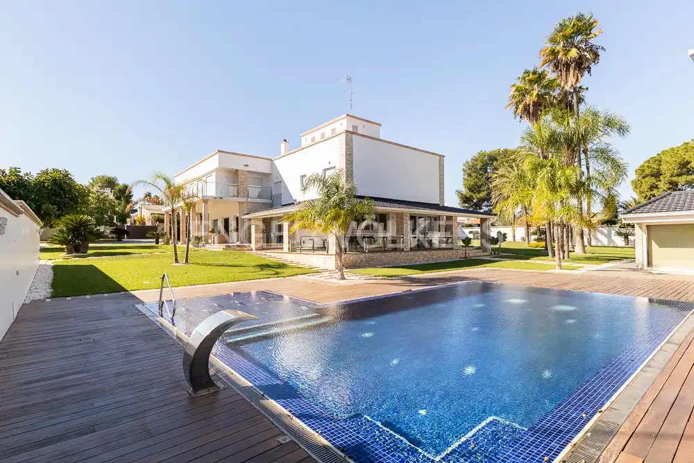 Vista exterior de Casa o chalet en venta en L'Eliana con Aire acondicionado, Calefacción y Jardín privado
